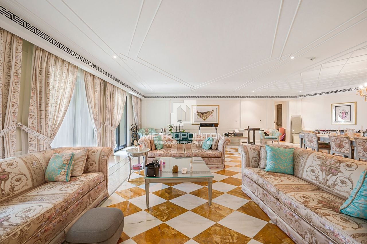 Apartment in Dubai, UAE, 354 m² - picture 1