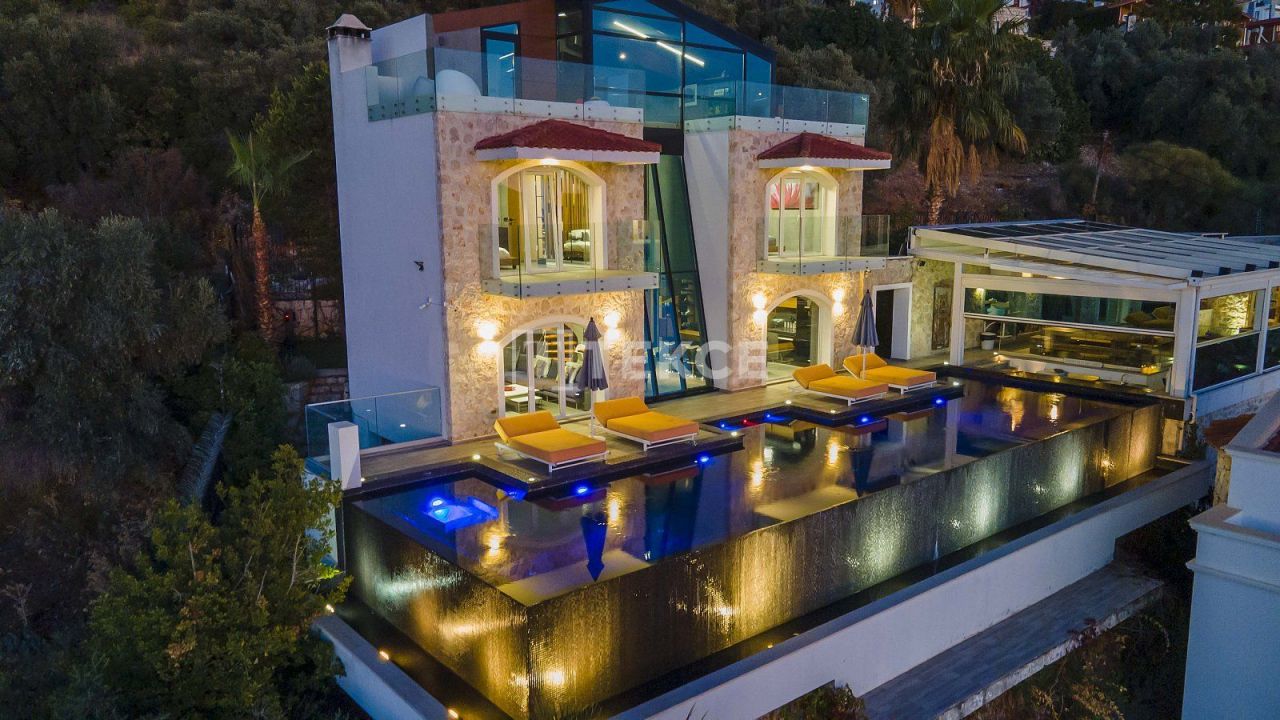 Villa à Kalkan, Turquie, 310 m² - image 1
