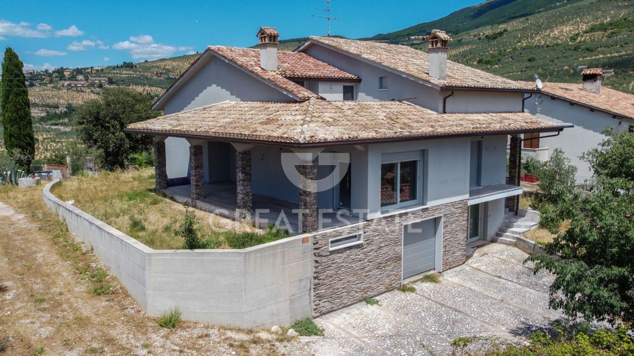 Villa en Trevi, Italia, 347.7 m² - imagen 1