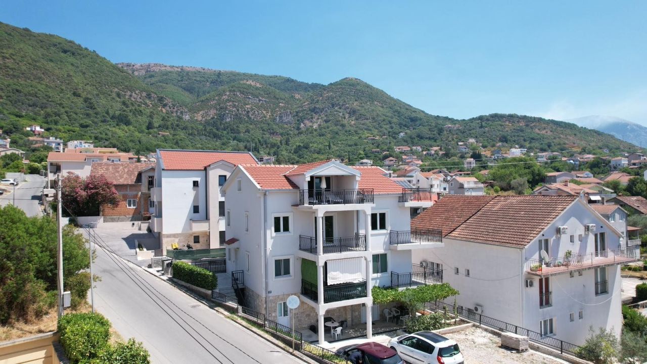 Maison à Tivat, Monténégro, 341 m² - image 1