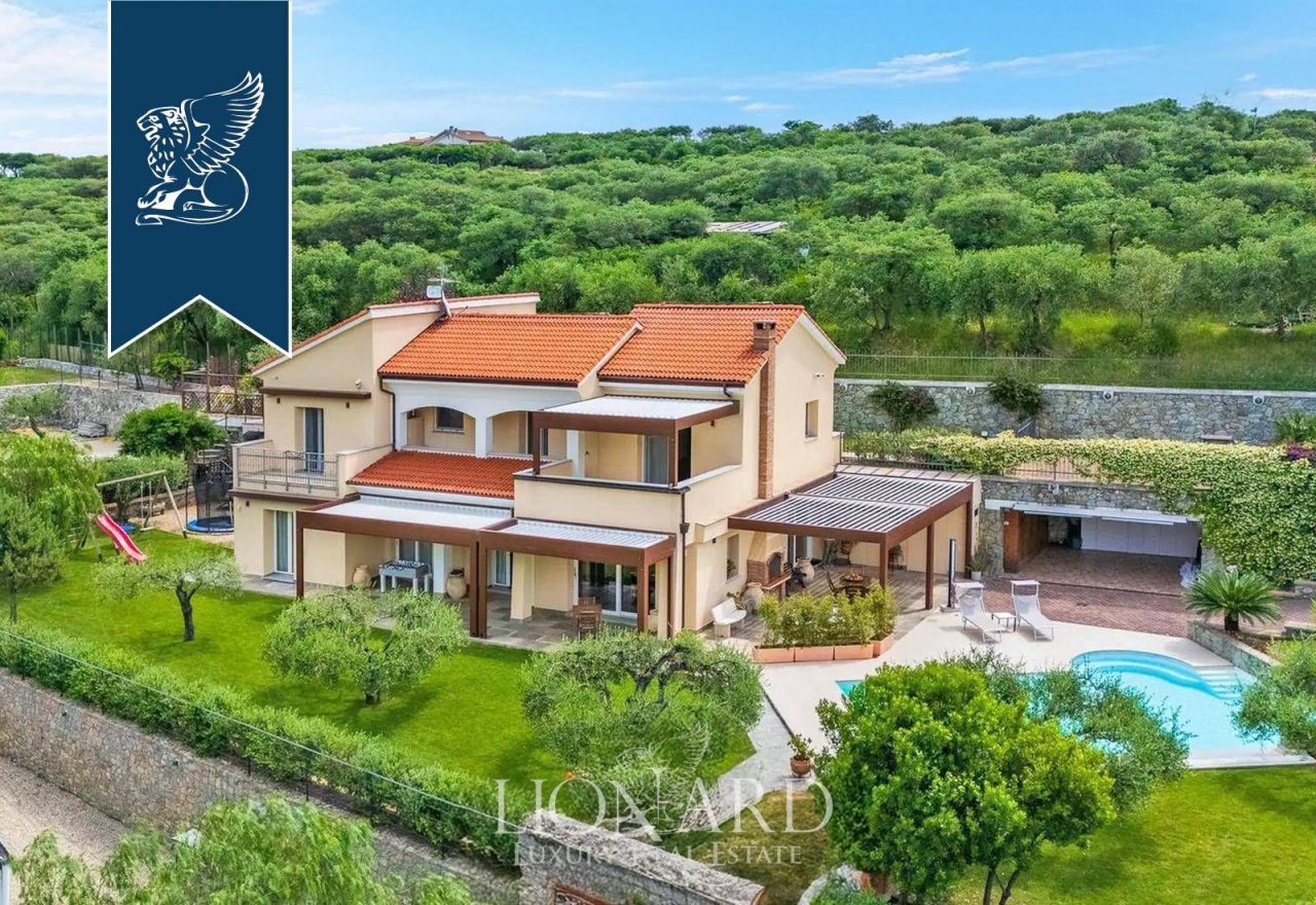 Villa en Savona, Italia, 300 m² - imagen 1
