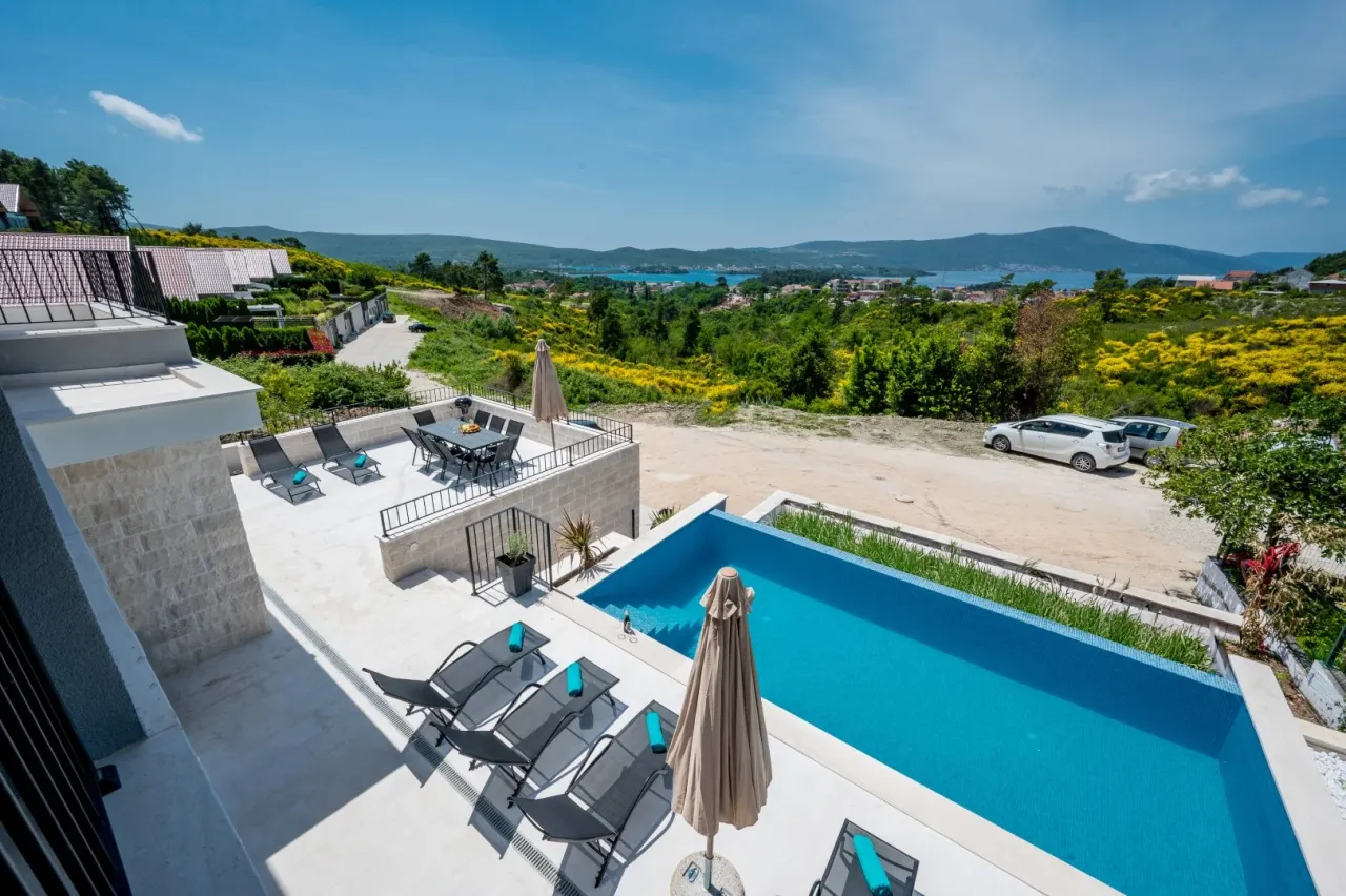 Villa en Tivat, Montenegro, 250 m² - imagen 1