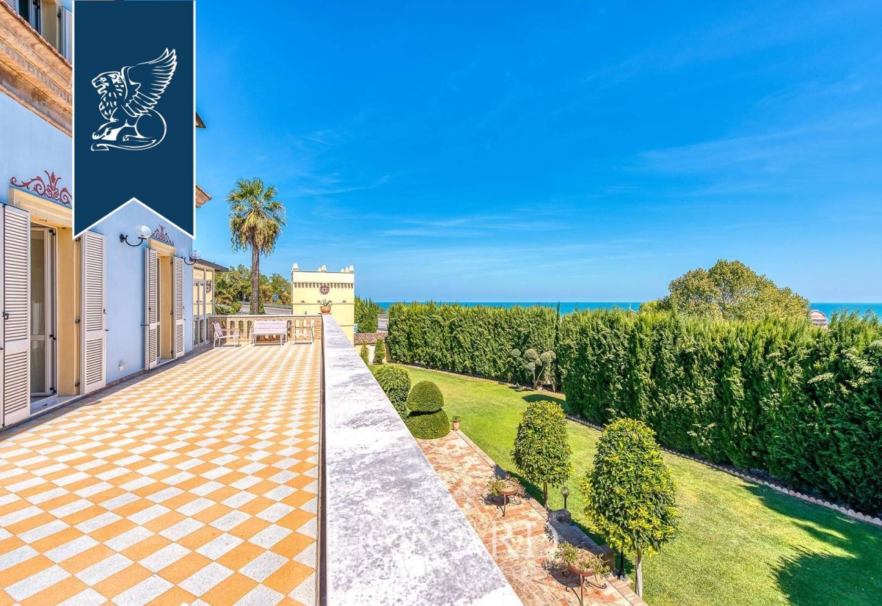 Villa in Silvi, Italien, 1 840 m² - Foto 1