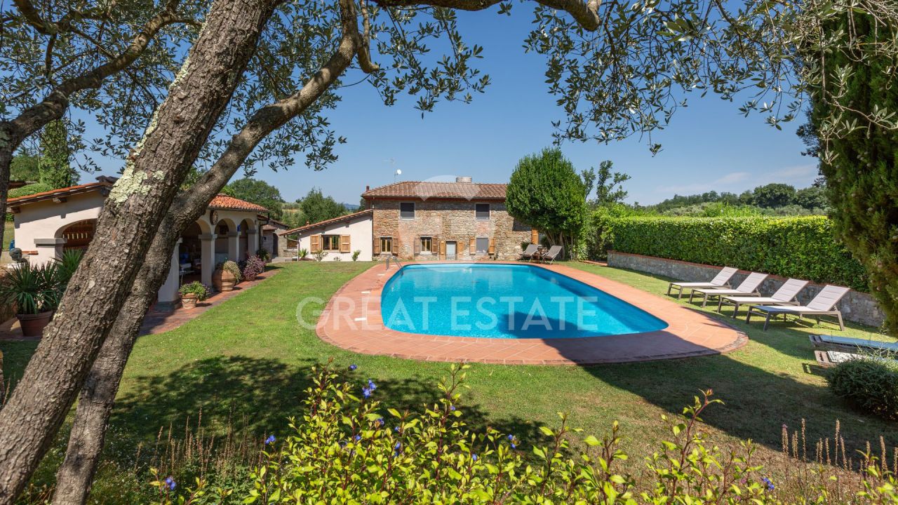 Maison à Reggello, Italie, 719 m² - image 1