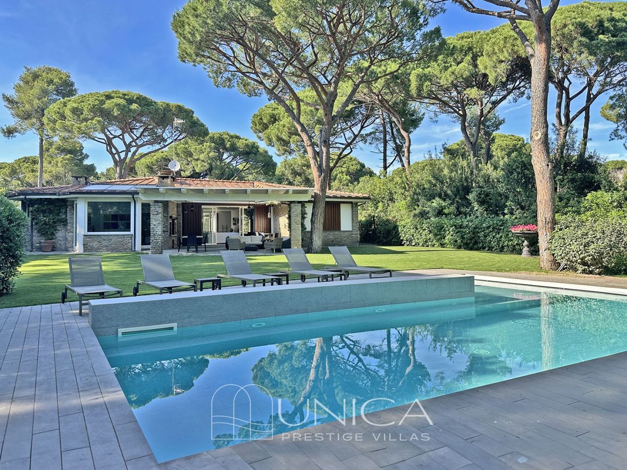 Villa à Roccamare, Italie, 280 m² - image 1