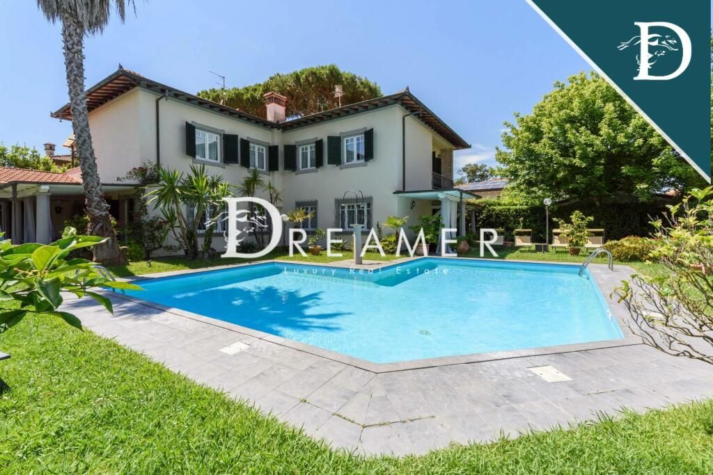 Villa in Forte dei Marmi, Italy, 490.48 m² - picture 1
