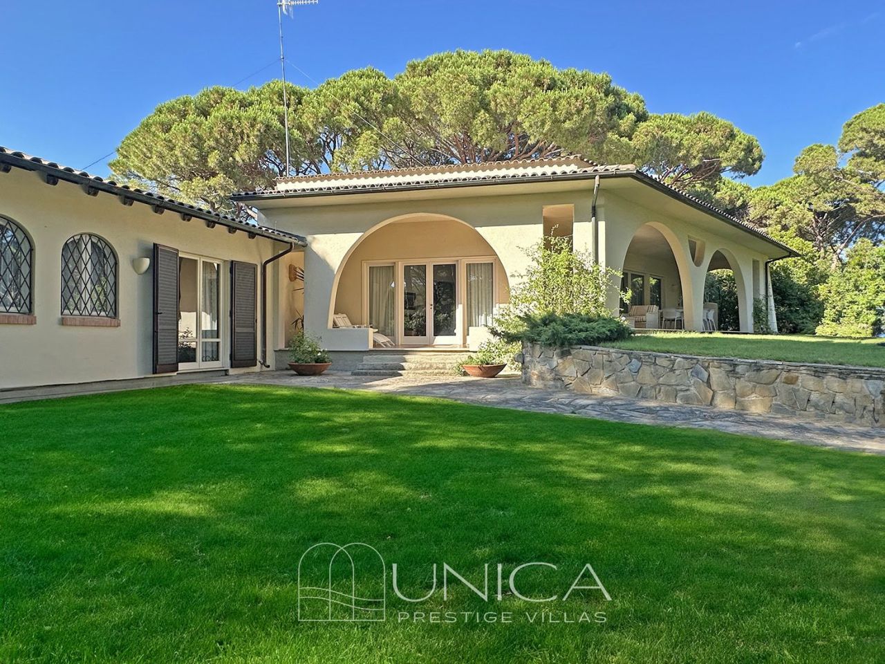 Villa en Roccamare, Italia, 250 m² - imagen 1