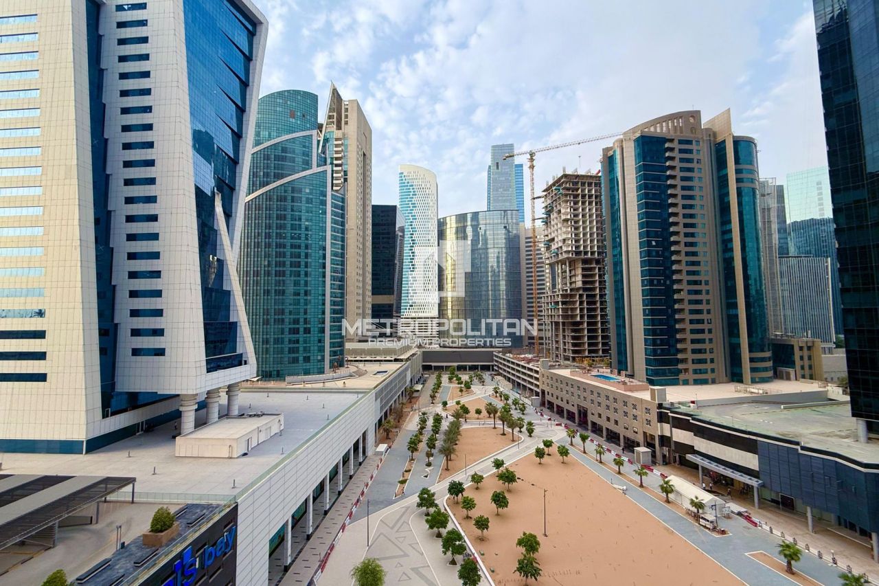 Apartment in Dubai, UAE, 62 m² - picture 1