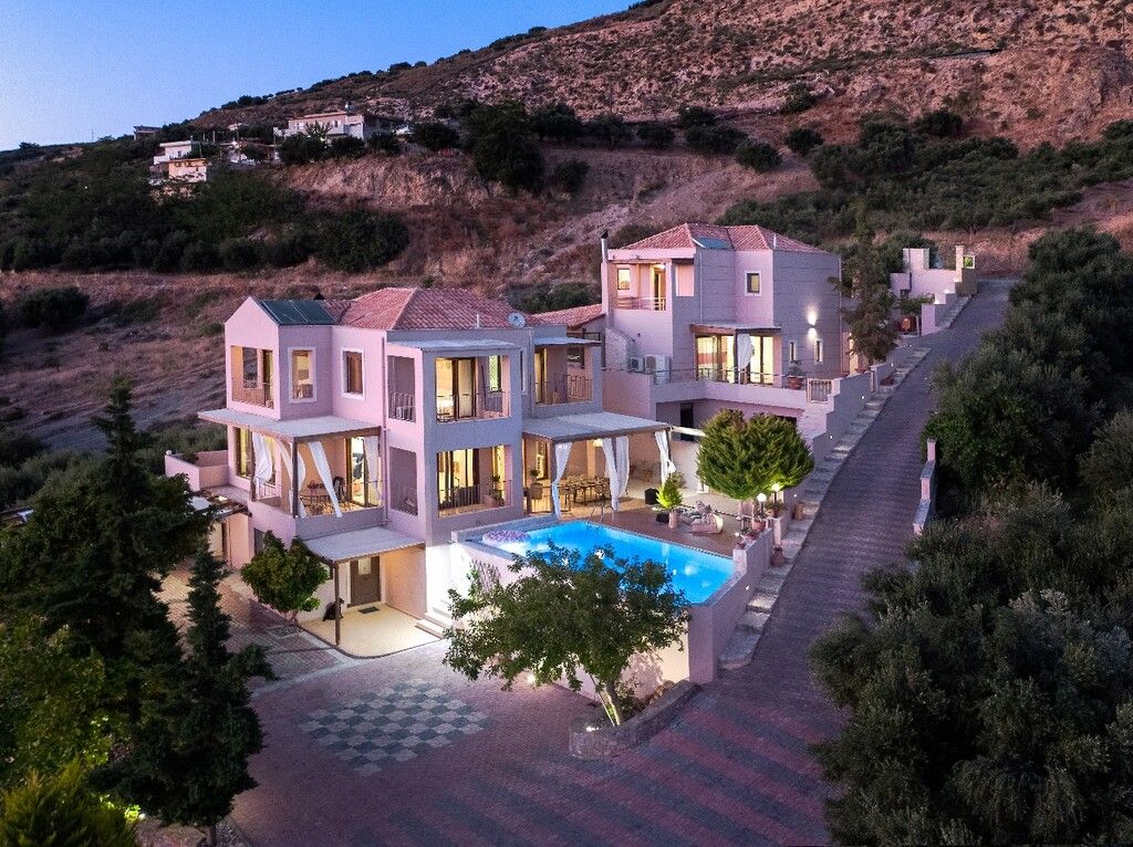 Villa in Heraklion Prefecture, Greece, 194 m² - picture 1