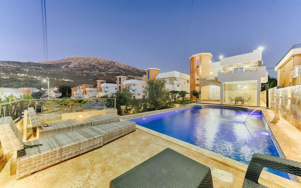 Casa en Dobra Voda, Montenegro, 170 m² - imagen 1