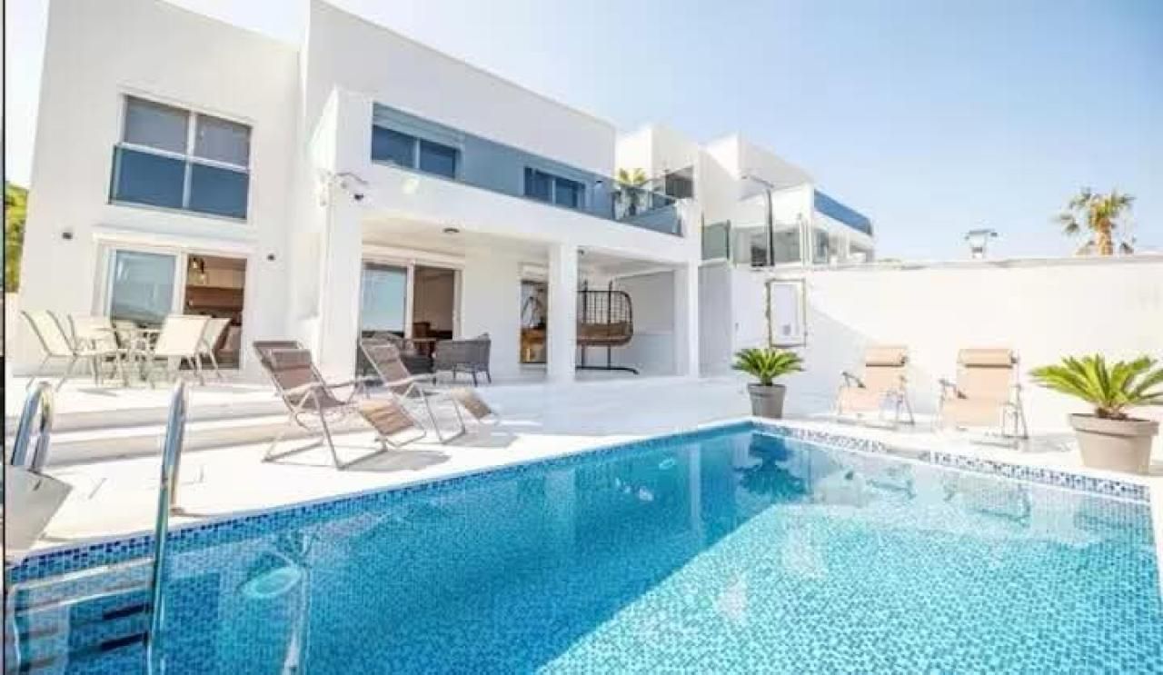 Casa en Dobra Voda, Montenegro, 173 m² - imagen 1