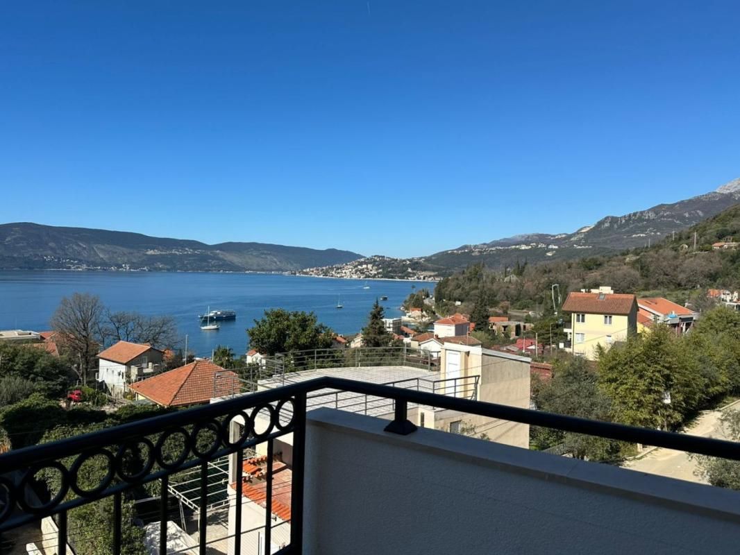 Flat in Kumbor, Montenegro, 50 m² - picture 1