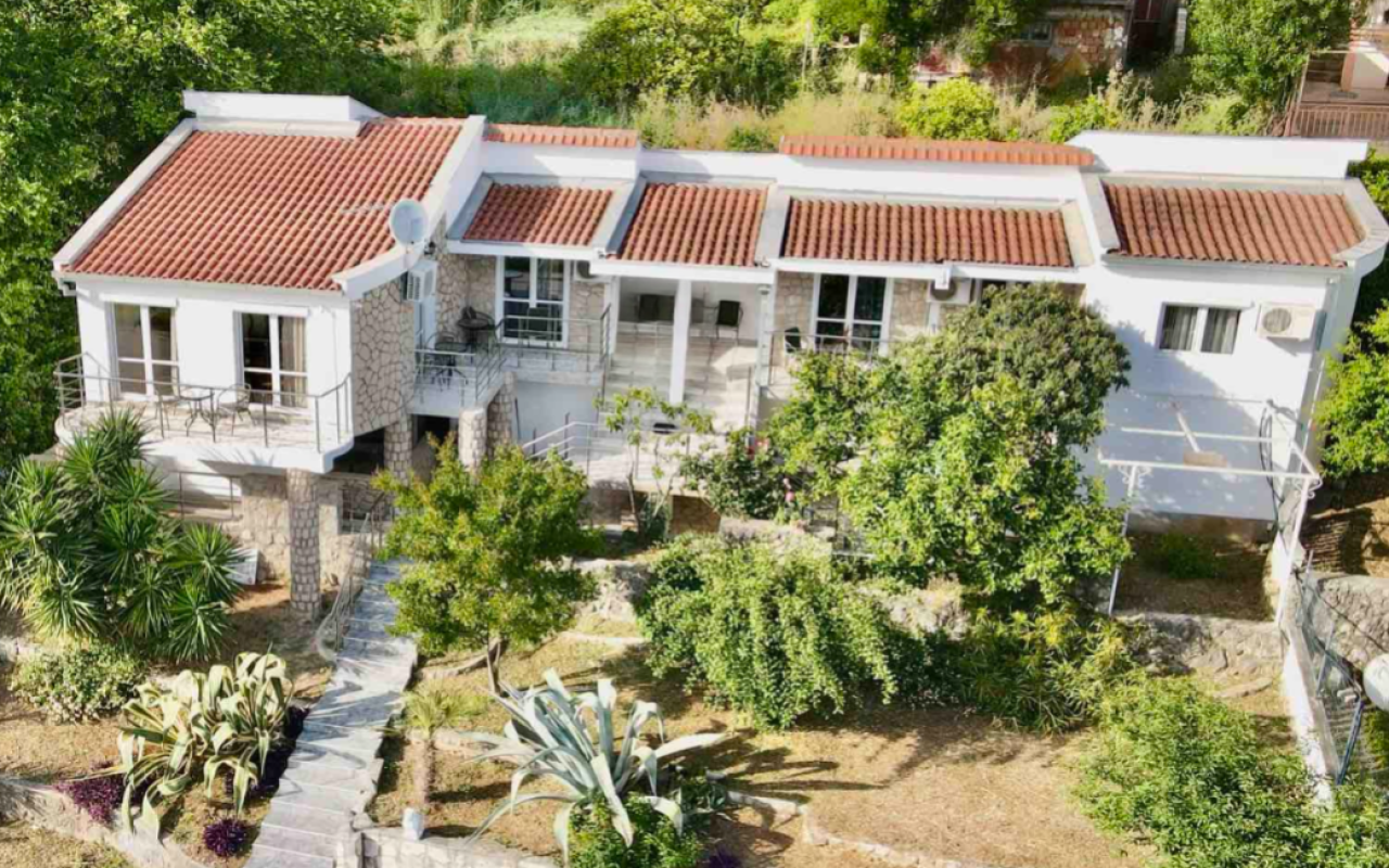 Casa en Dobra Voda, Montenegro, 142 m² - imagen 1