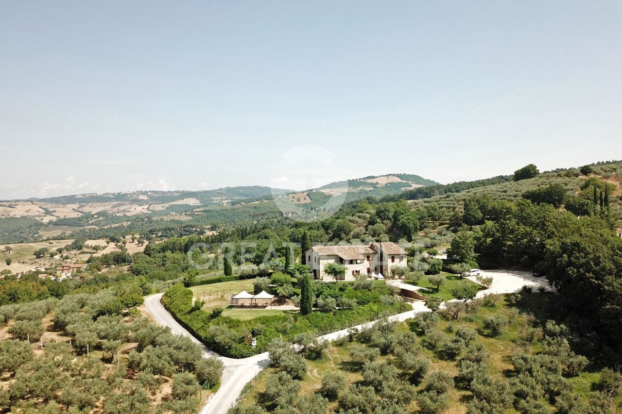 Maison à Assise, Italie, 690.8 m² - image 1