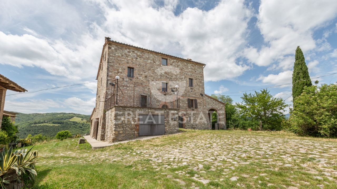 Maison à Fabro, Italie, 386.3 m² - image 1