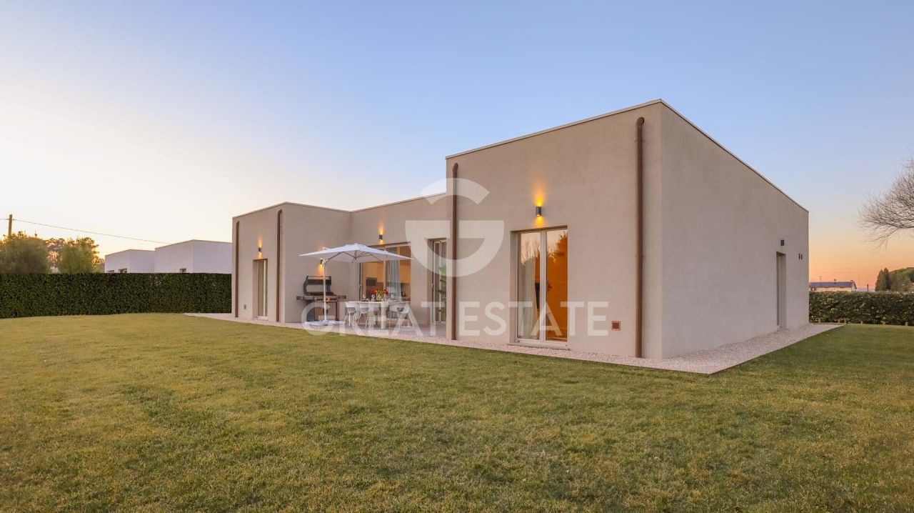 Villa in Castiglione del Lago, Italy, 162.04 m² - picture 1