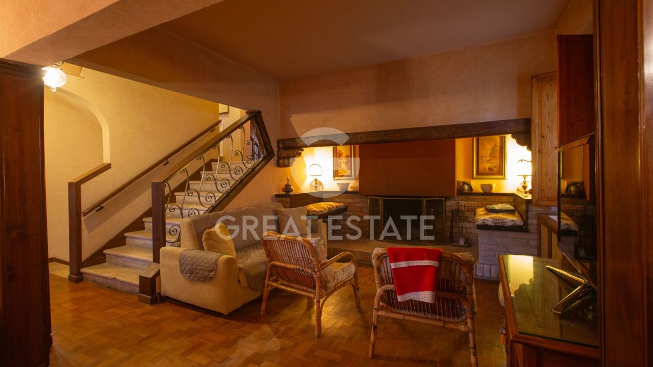 Villa in Castiglione del Lago, Italy, 478.6 m² - picture 9