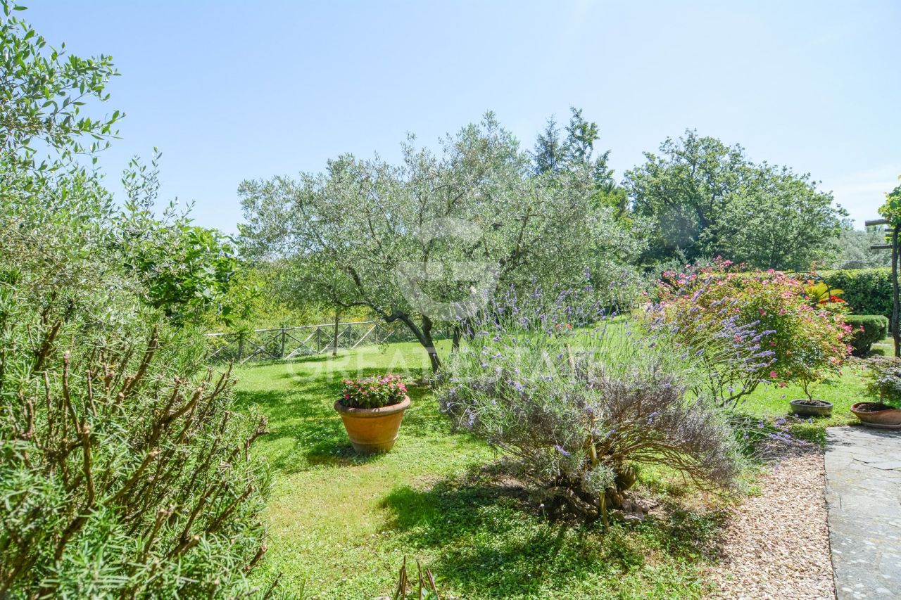 House Gualdo Cattaneo, Italy, 333.75 m² - picture 13