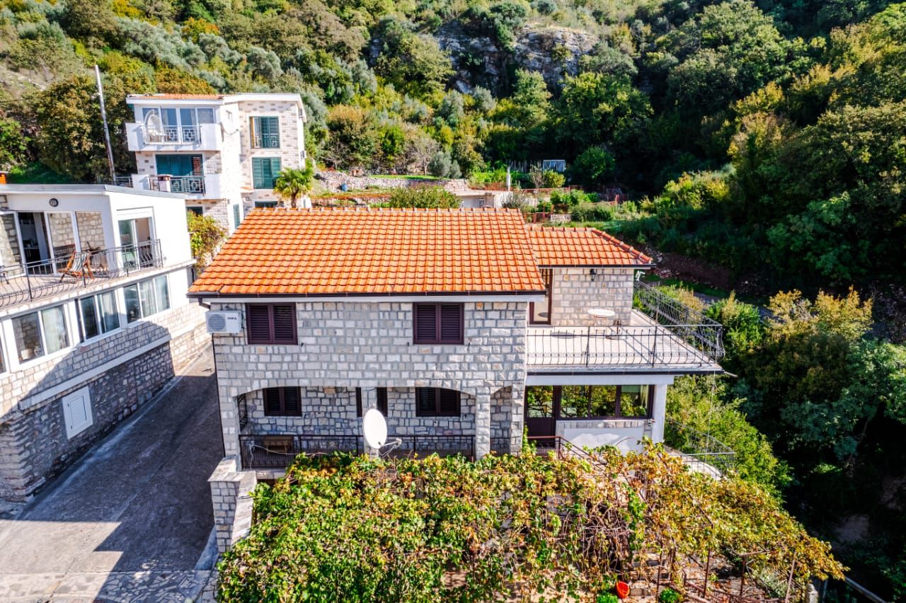 Casa en Becici, Montenegro, 237 m² - imagen 1