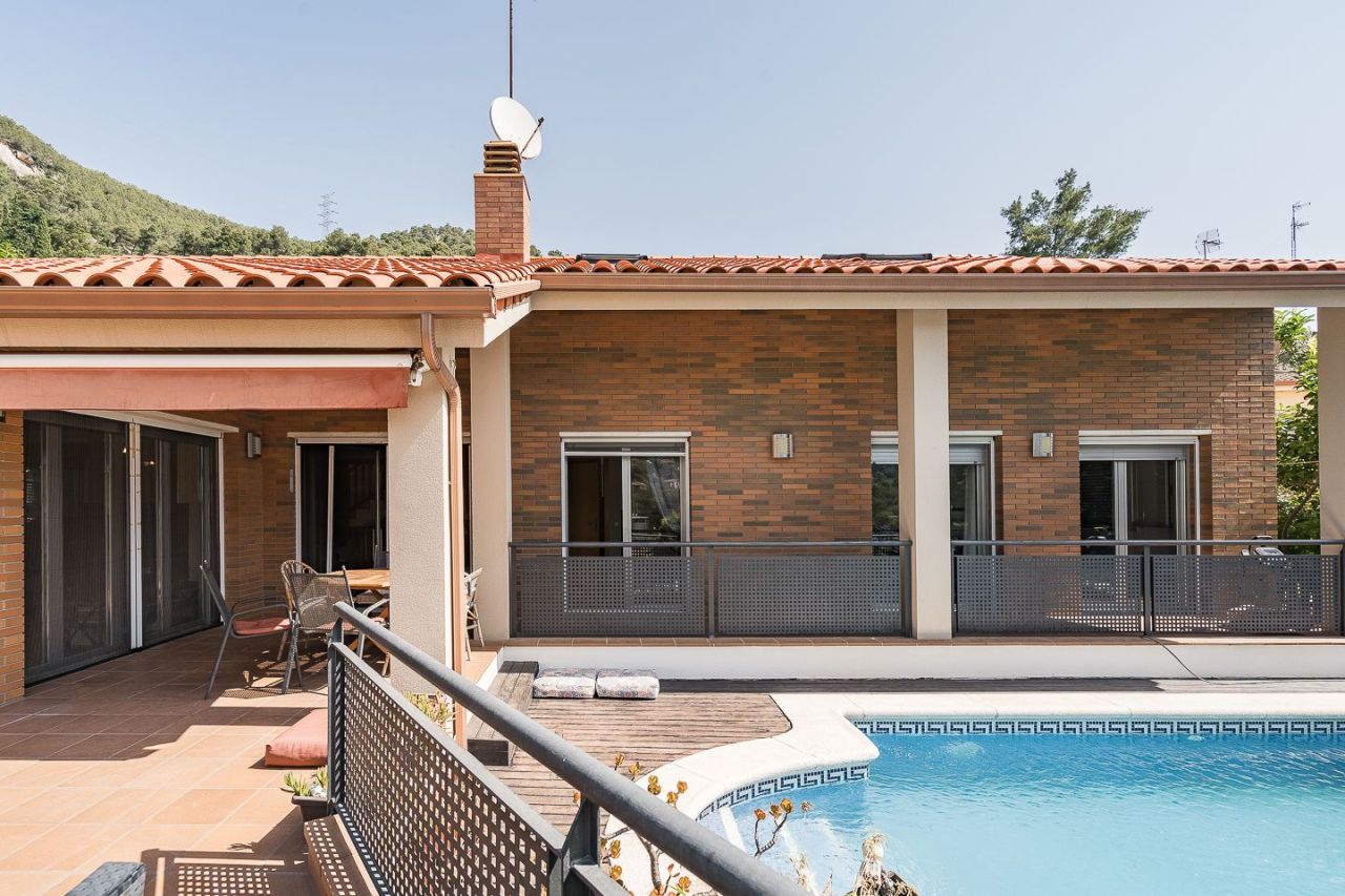 Villa in Begues, Spanien, 200 m² - Foto 1