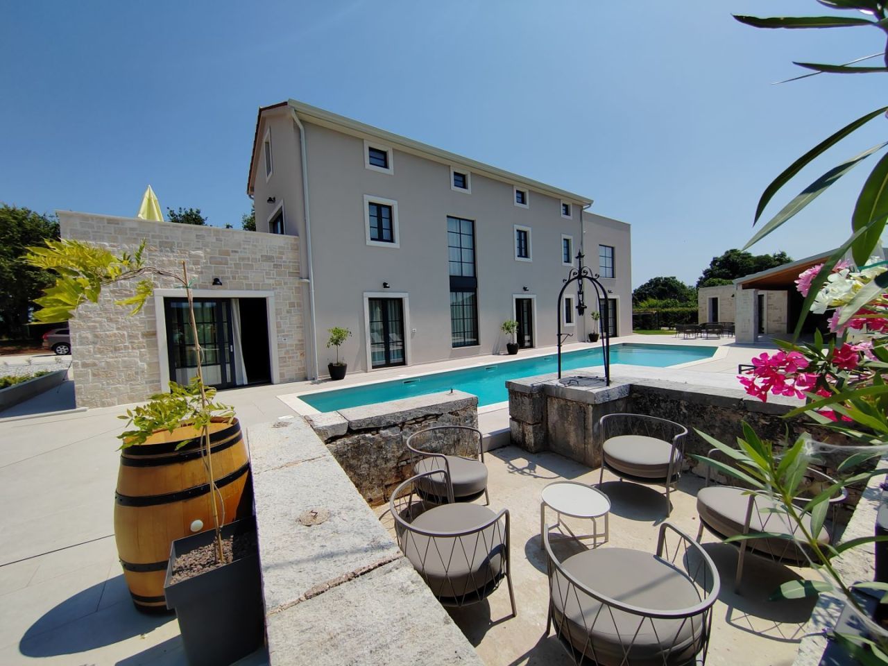Villa à Poreč, Croatie, 320 m² - image 1