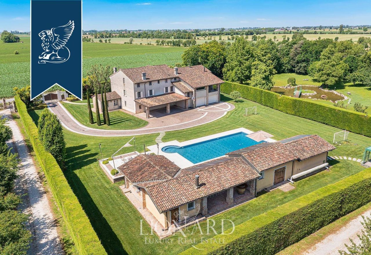 Villa à Mantoue, Italie, 1 000 m² - image 1