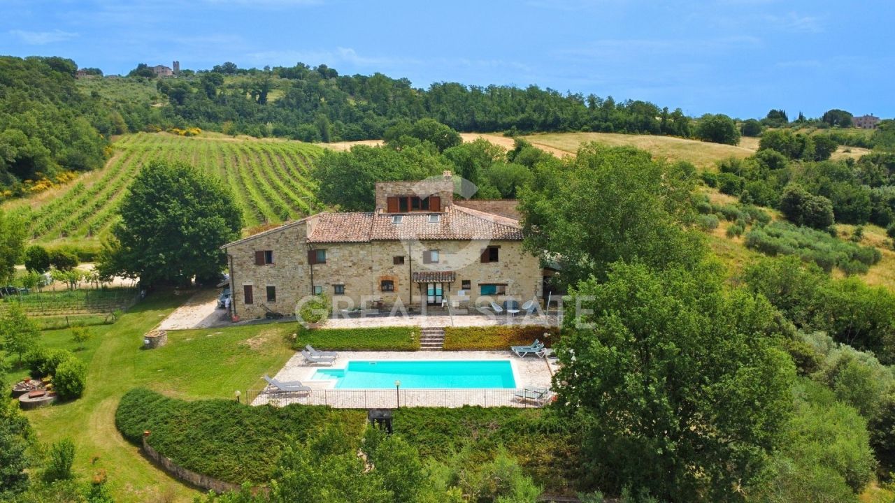 Casa en Todi, Italia, 609.85 m² - imagen 1