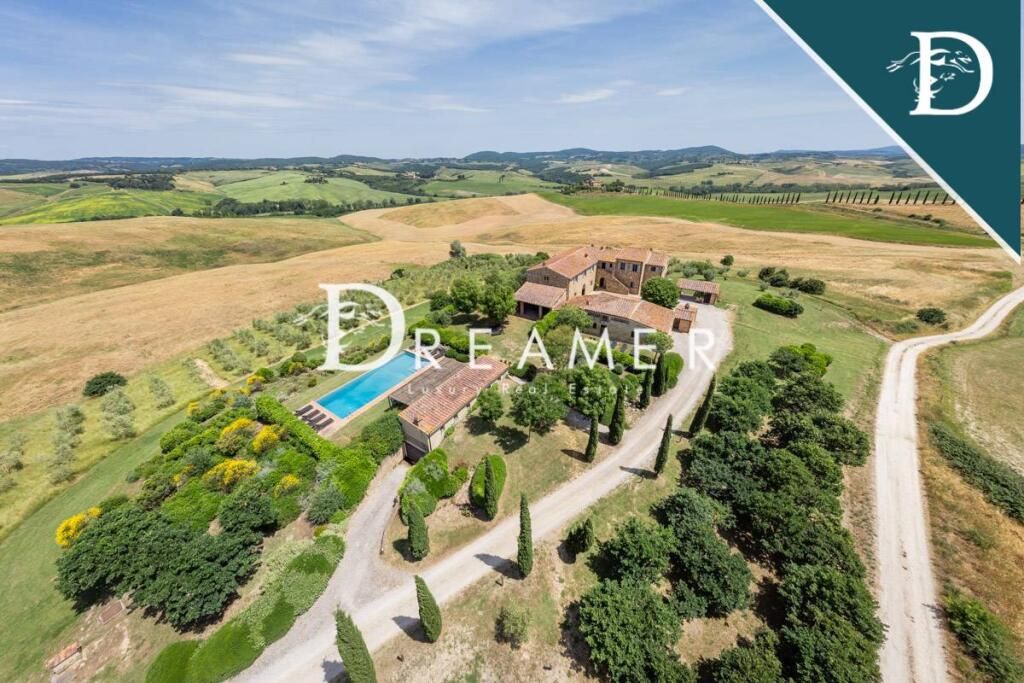 Villa in Asciano, Italy, 751.81 m² - picture 1