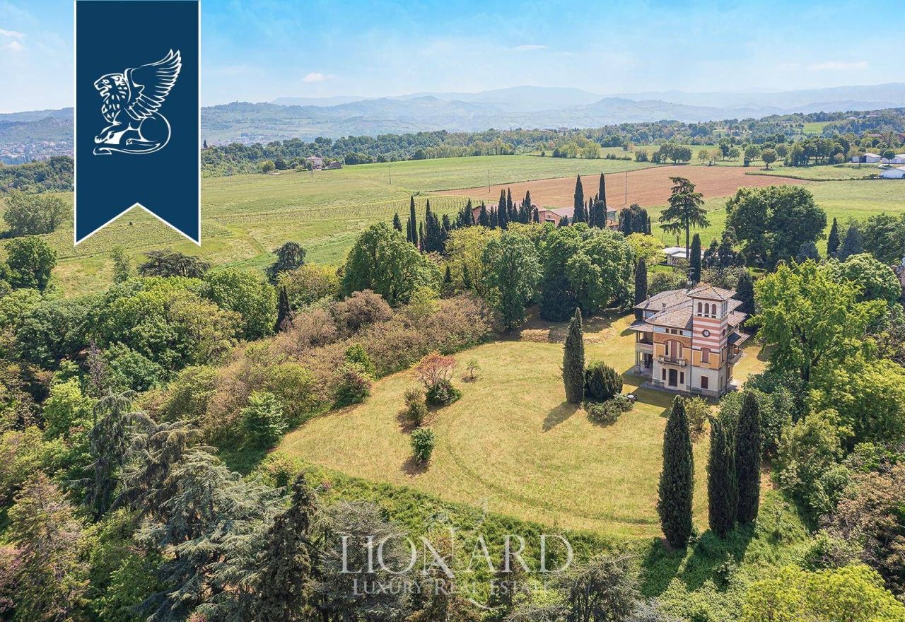 Villa in Reggio Emilia, Italy, 1 500 m² - picture 1