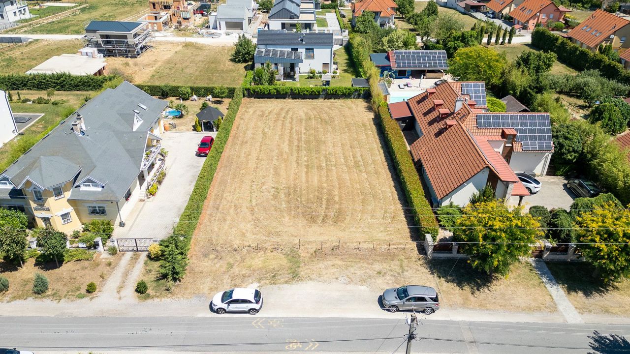 Land in Heviz, Hungary, 1 080 m² - picture 1