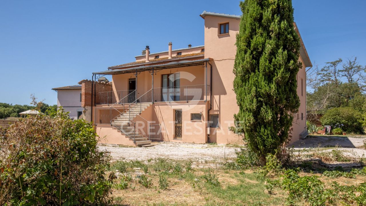 Villa in Castiglione del Lago, Italy, 258.6 m² - picture 1