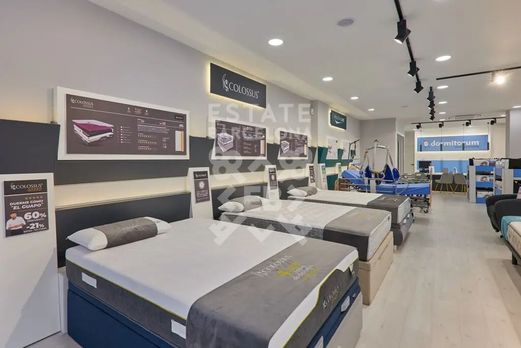 Commercial property in Barcelona, Spain, 218 m² - picture 1