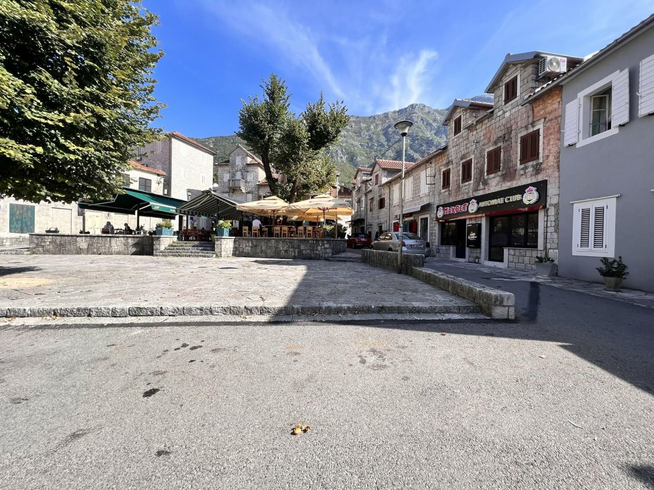 Oficina en Risan, Montenegro, 98 m² - imagen 1