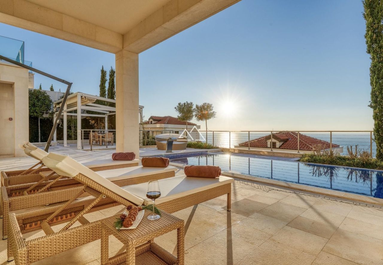 Villa en Rezevici, Montenegro, 290 m² - imagen 1