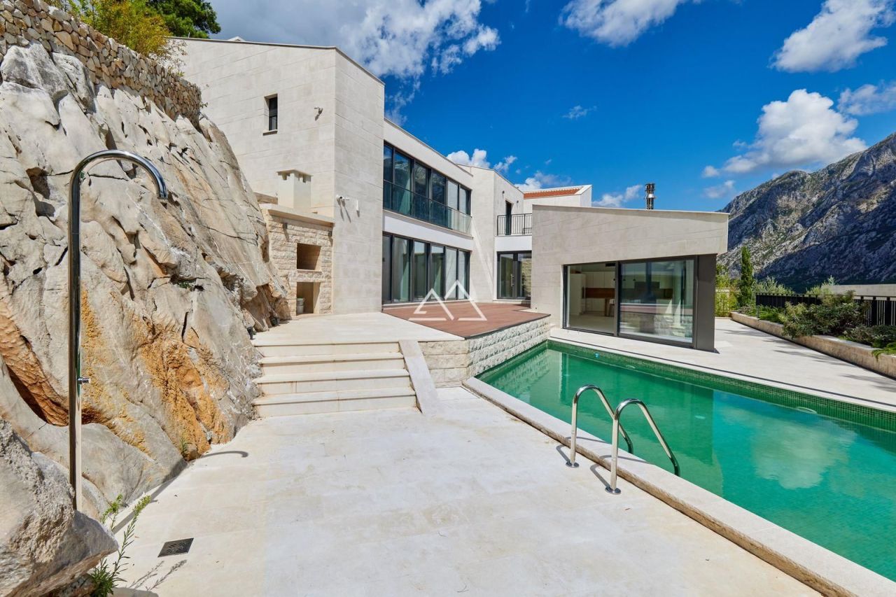 Villa in Prcanj, Montenegro, 479 m² - picture 1