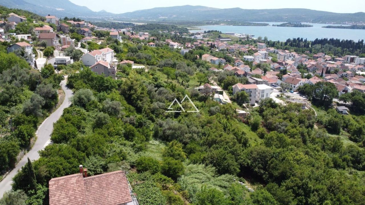 Grundstück in Tivat, Montenegro, 1 240 m² - Foto 1