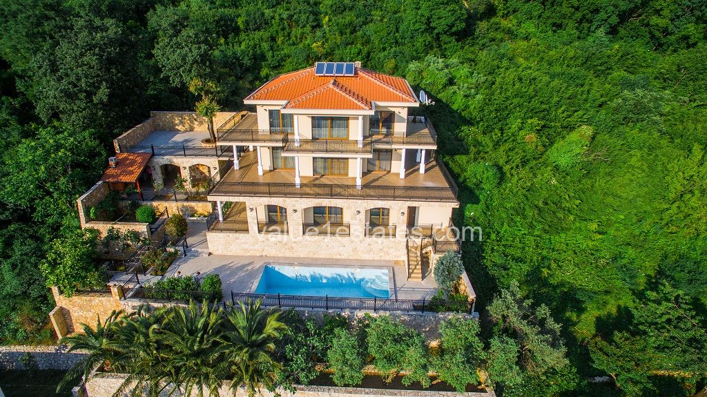 Villa en Budva, Montenegro, 663 m² - imagen 1