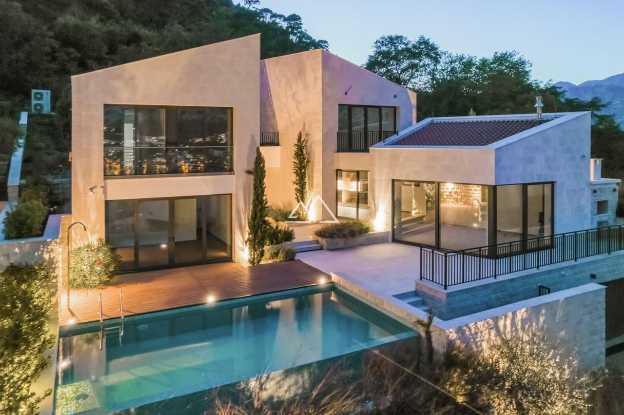 Villa en Prcanj, Montenegro, 456 m² - imagen 1