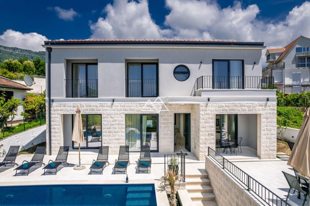 Villa in Tivat, Montenegro, 250 m² - Foto 1