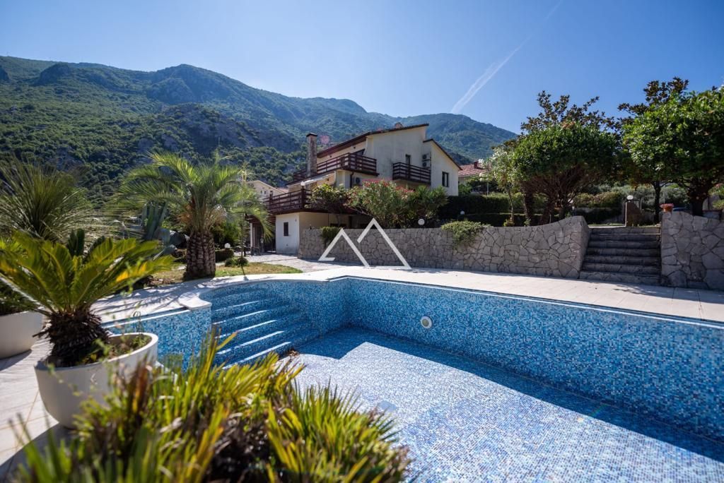 Villa à Kotor, Monténégro, 450 m² - image 1