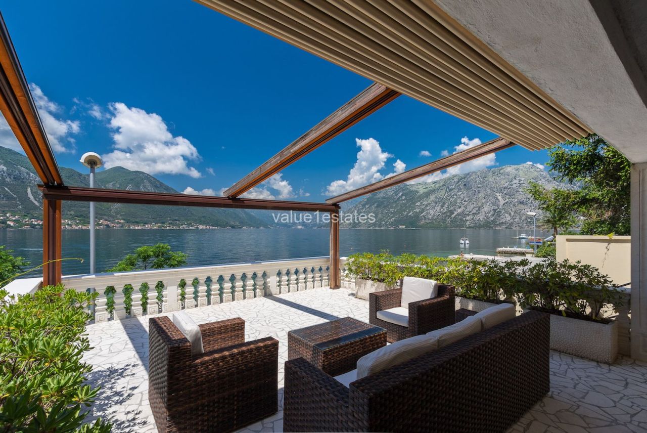Villa en Dobrota, Montenegro, 365 m² - imagen 1