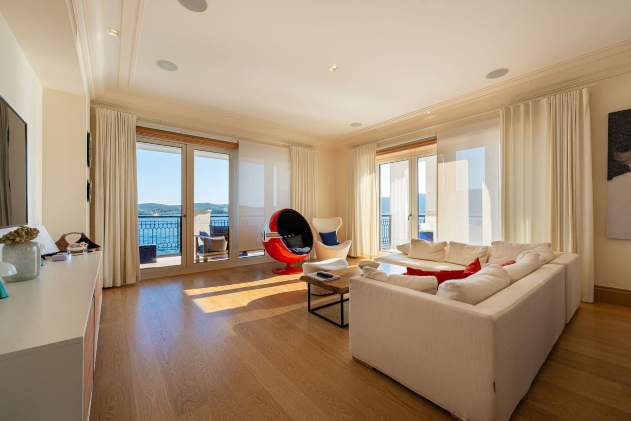 Apartamento en Tivat, Montenegro, 198 m² - imagen 1