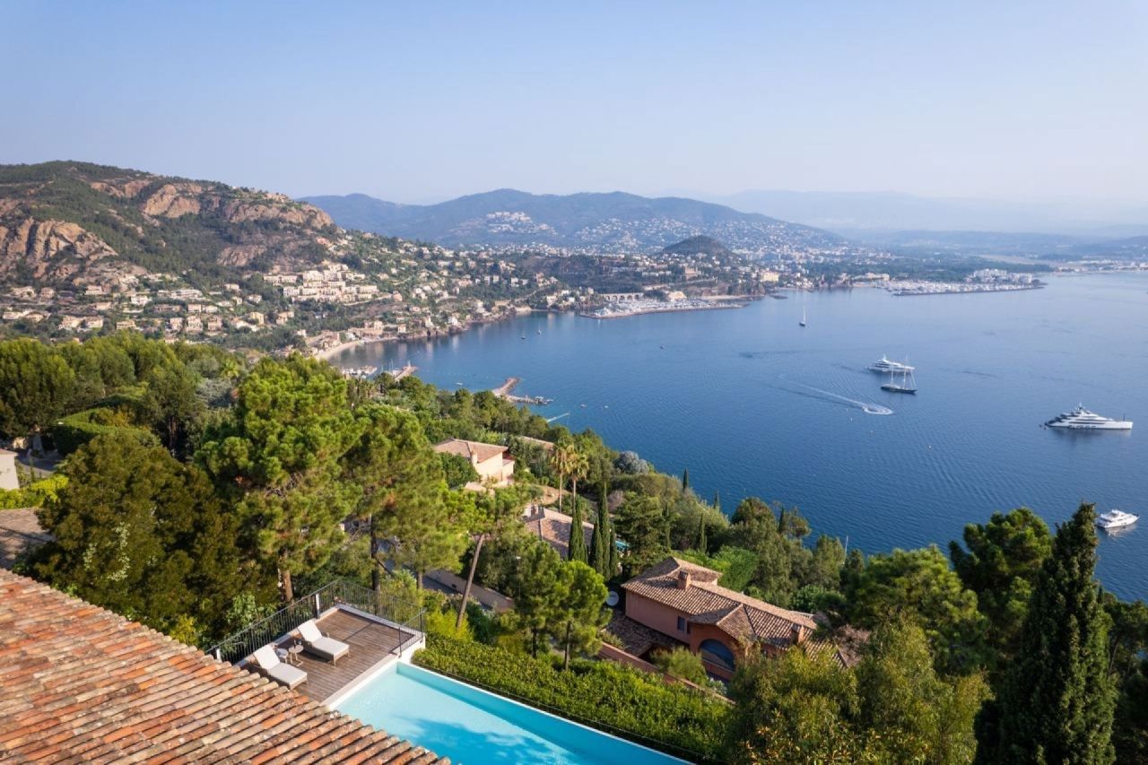 Villa à Théoule-sur-Mer, France, 300 m² - image 1