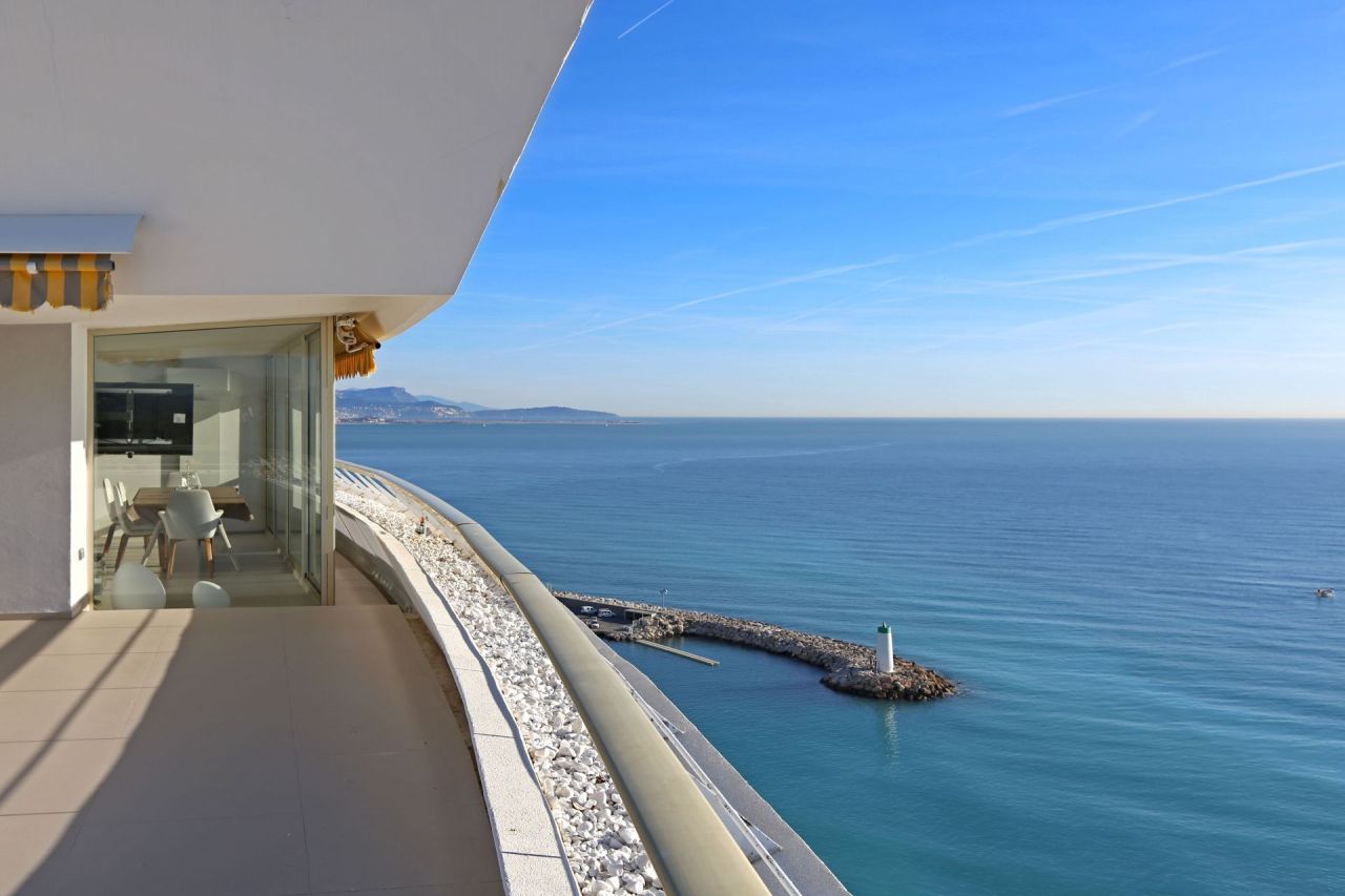 Apartment in Villeneuve-Loubet, France, 130 m² - picture 1