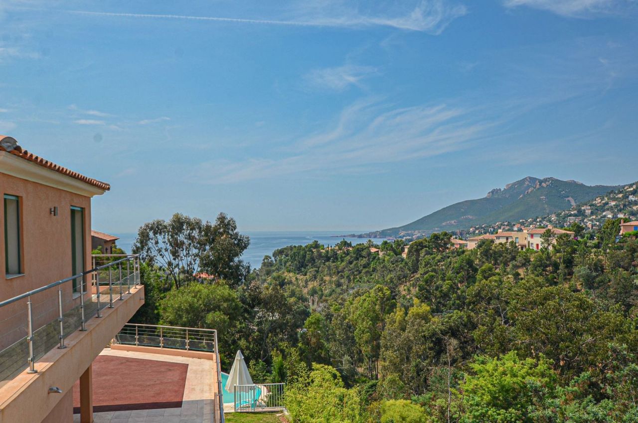 Villa à Théoule-sur-Mer, France, 280 m² - image 1