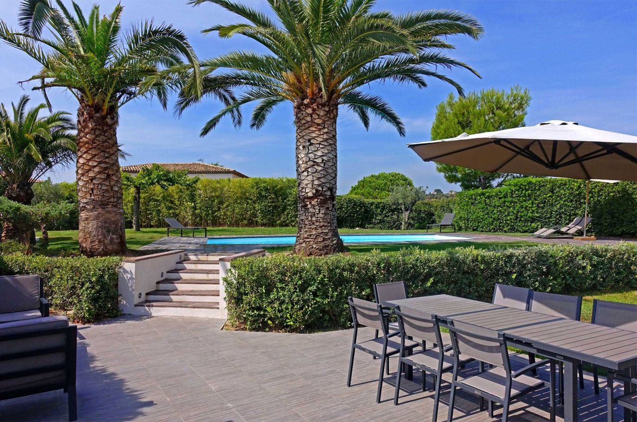 Villa à Villeneuve-Loubet, France, 140 m² - image 1