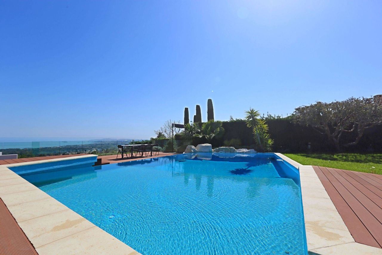 Villa à Villeneuve-Loubet, France, 200 m² - image 1