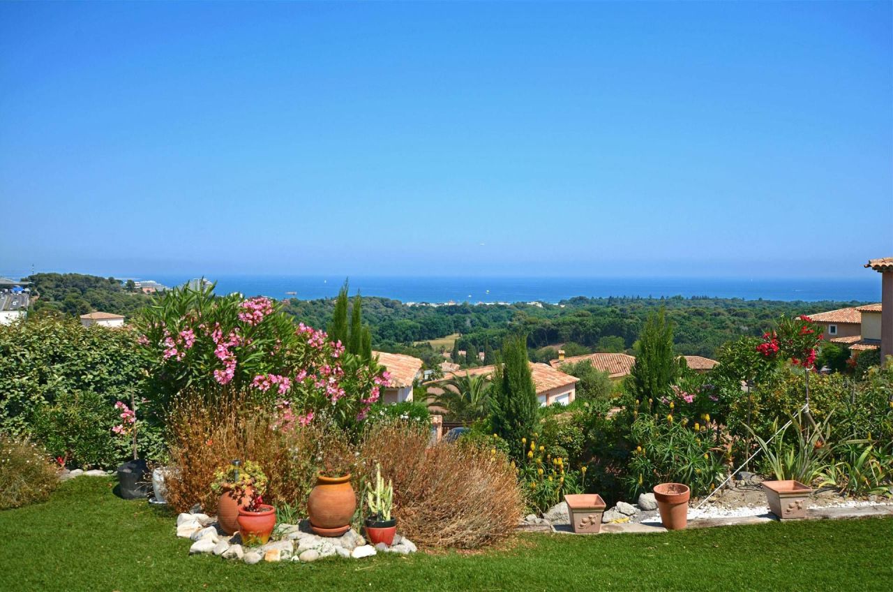 Villa à Villeneuve-Loubet, France, 160 m² - image 1