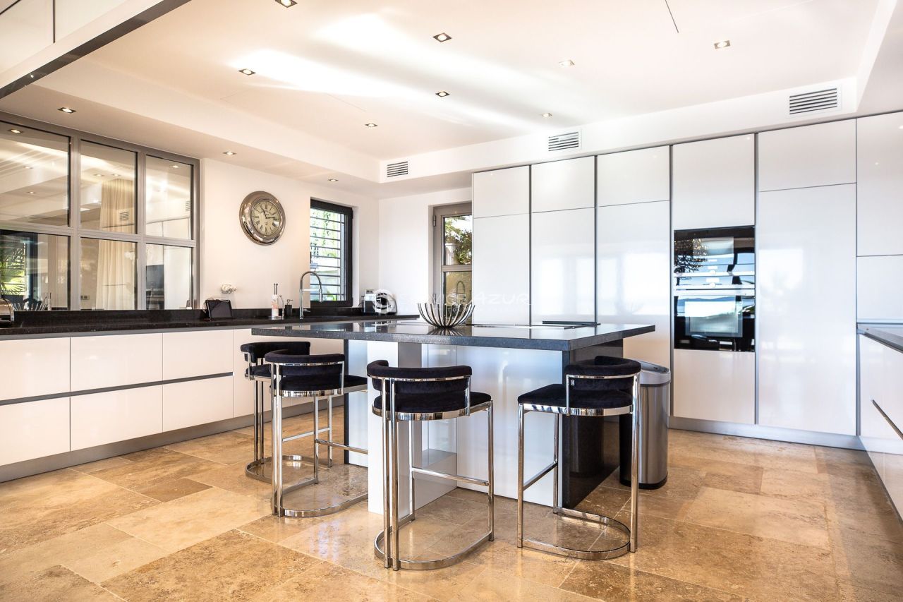 Villa in Saint-Maxime, France, 325 m² - picture 10