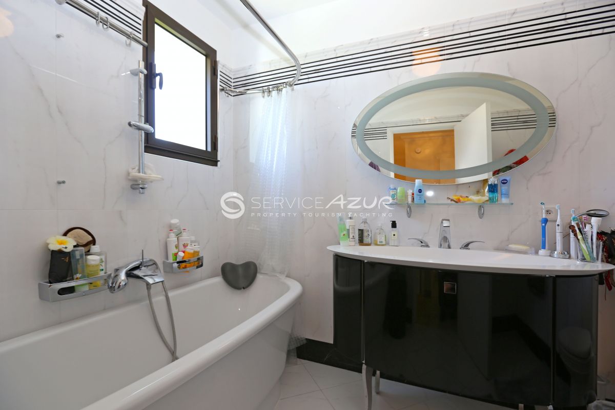 Villa in Villeneuve-Loubet, France, 310 m² - picture 11